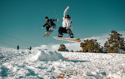 Ski - en snowboarddag tieners