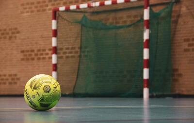 Stel een zaalvoetbalploeg samen en doe mee aan het tornooi