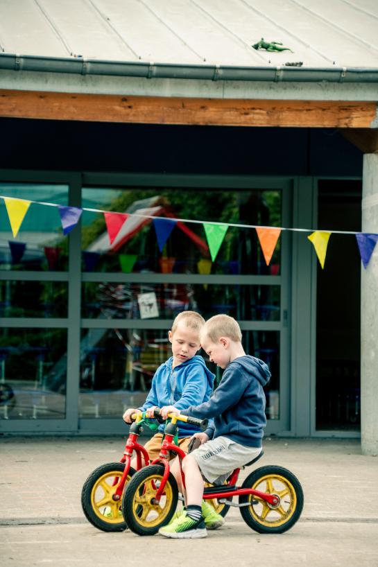 Illustratieve foto van twee fietsende jongens