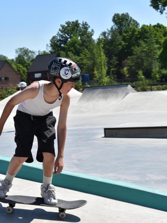 Illustratieve foto van een jongen die skate