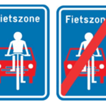 Twee verkeersborden: links het begin van een fietszone, rechts het einde van een fietszone.