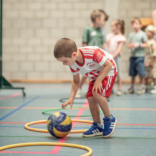 Illustratieve foto van een jongen die aan het sporten is met een bal
